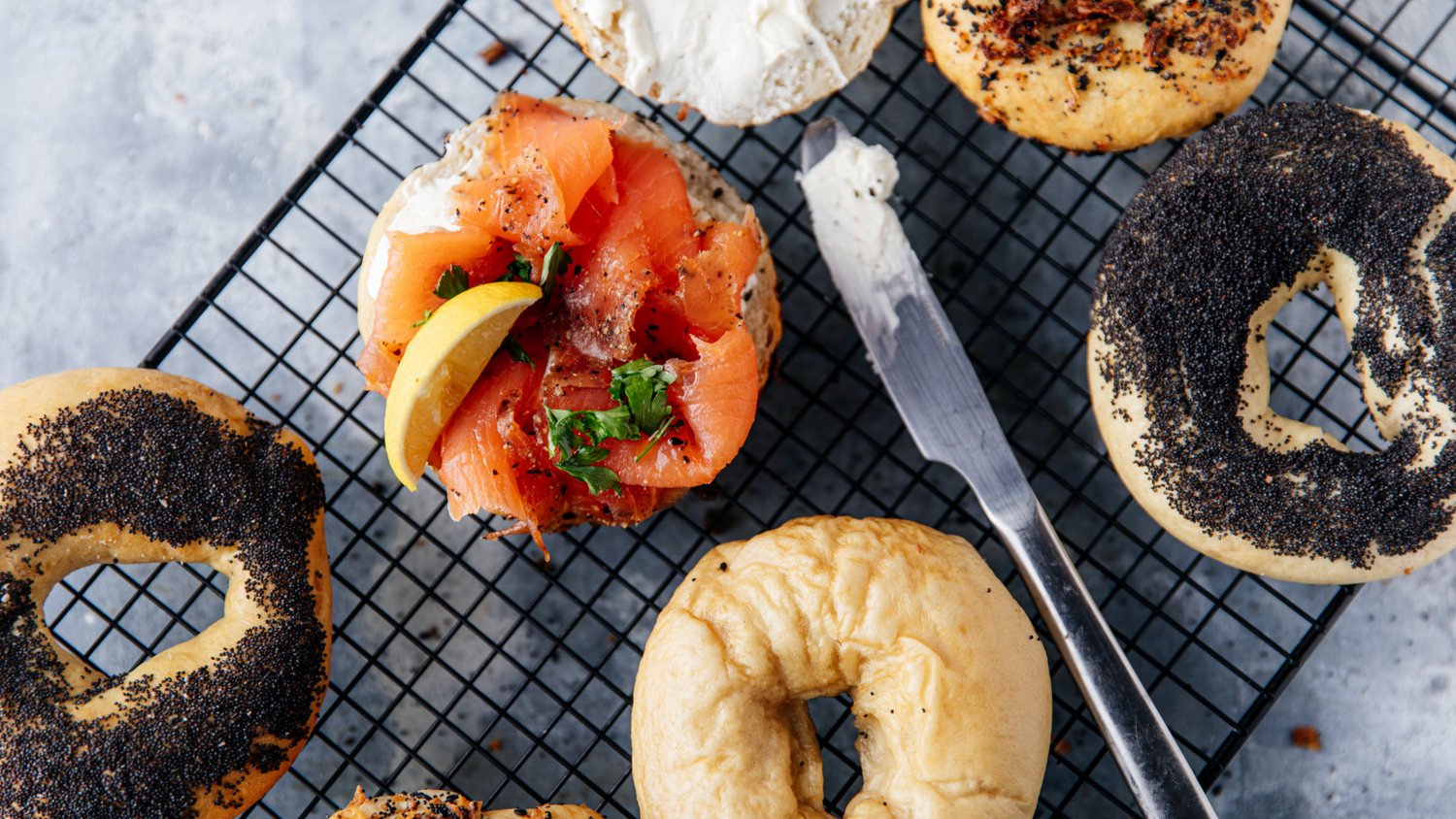 5 bagels arranged on cooling tray